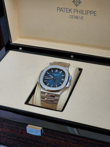 Из золота 750 пробы Patek Philippe Nautilus 5711/1A-010