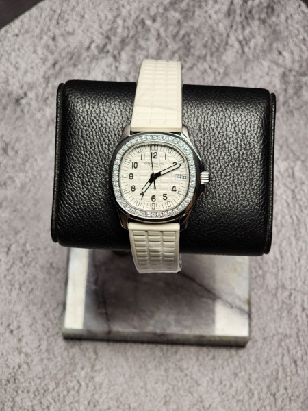 Patek Philippe Ladies Aquanaut 5067A-024