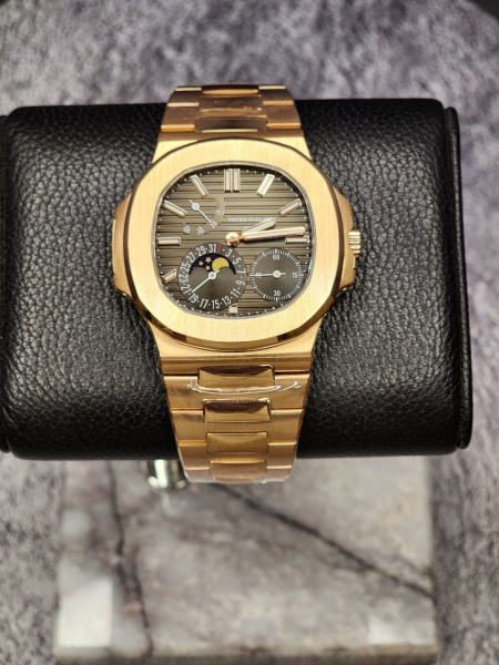 из золота au750 пробы Patek Philippe Nautilus 5712/1R-011 Moon Phase Rose Gold
