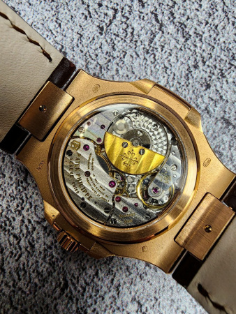 из золота au750 пробы Patek Philippe Nautilus 5712 Moon Phase Rose Gold