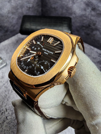 из золота au750 пробы Patek Philippe Nautilus 5712 Moon Phase Rose Gold