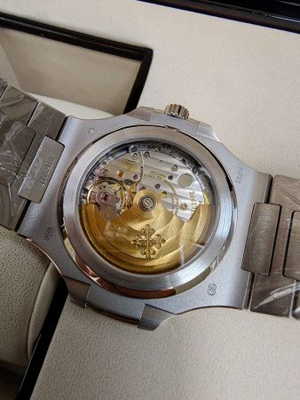 Из золота 750 пробы Patek Philippe Nautilus 5711/1A-010