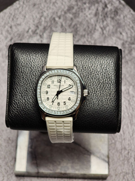 Patek Philippe Ladies Aquanaut 5067A-024