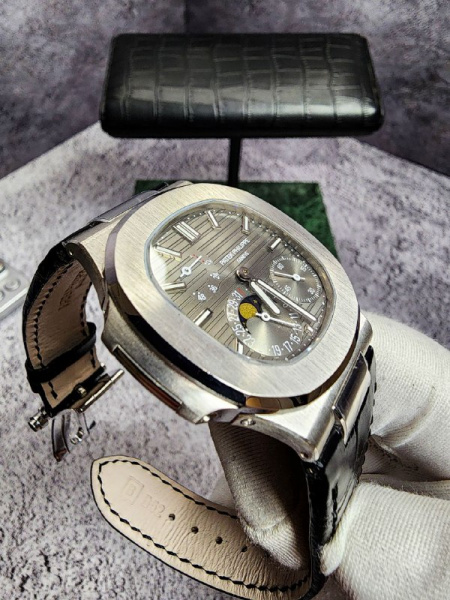 Золотые 750 пробы Patek Philippe Nautilus 5712G-001 Moon Phase White Gold