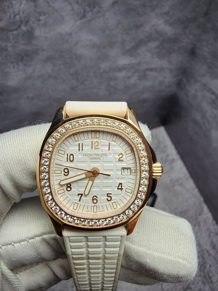 Patek Philippe Ladies Aquanaut 5067A-024