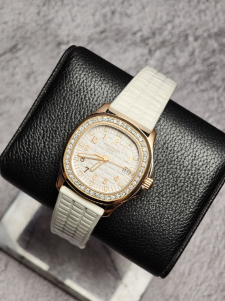 Patek Philippe Ladies Aquanaut 5067A-024