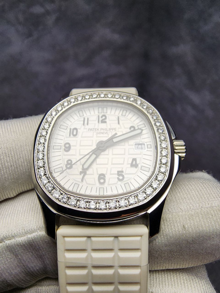 Patek Philippe Ladies Aquanaut 5067A-024